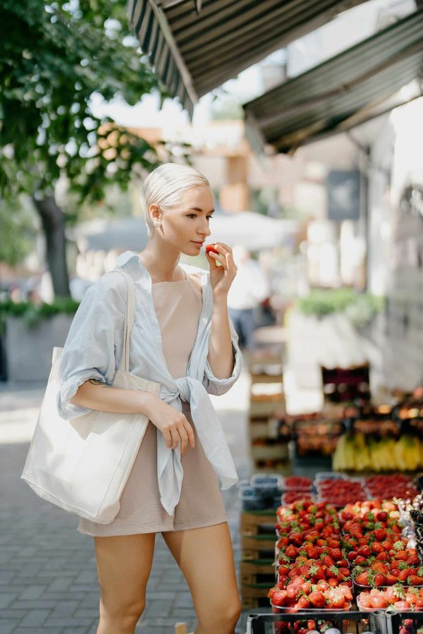 Boldly Blending: How to Style Metallics with Neutrals for a Chic Daytime Look
